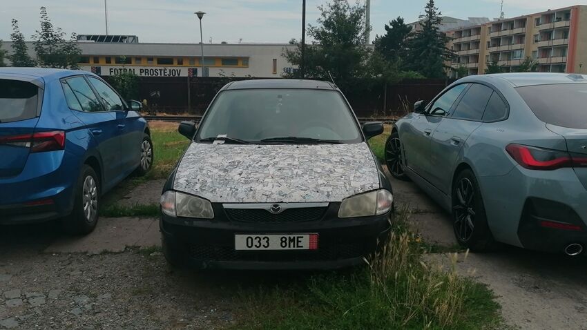 Polepená Mazda skončila na vrakovišti