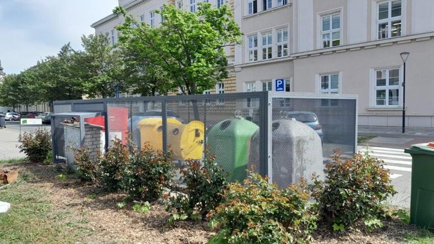 V Rejskově je moderní kontejnerové stání
