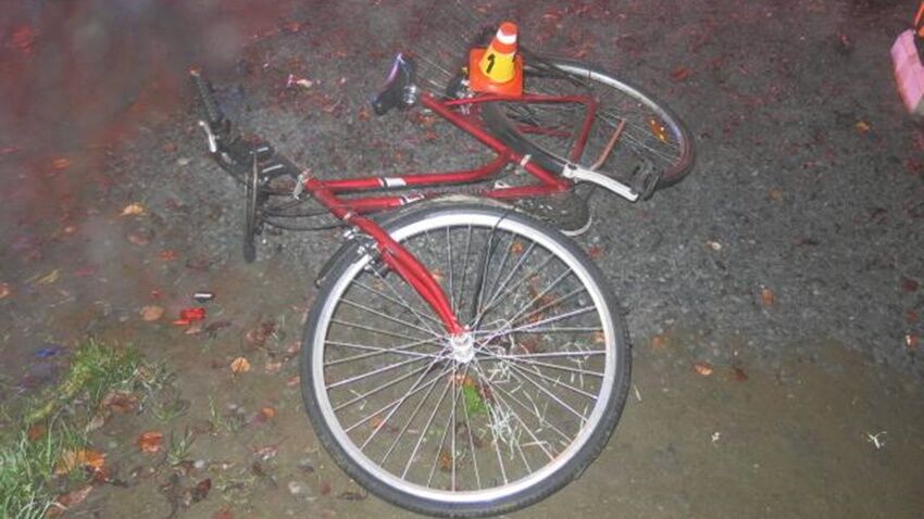 Osobák smetl cyklistu 