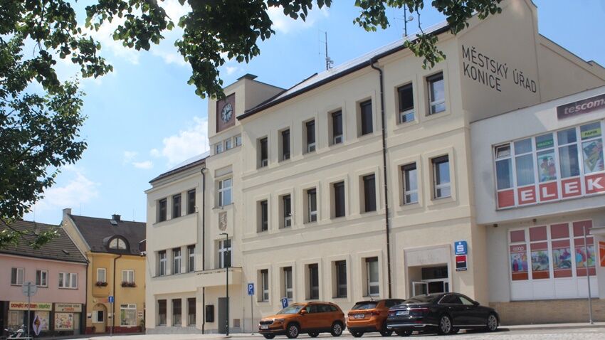 Hotovo! Radnice v Konici se převlékla do nového kabátu 