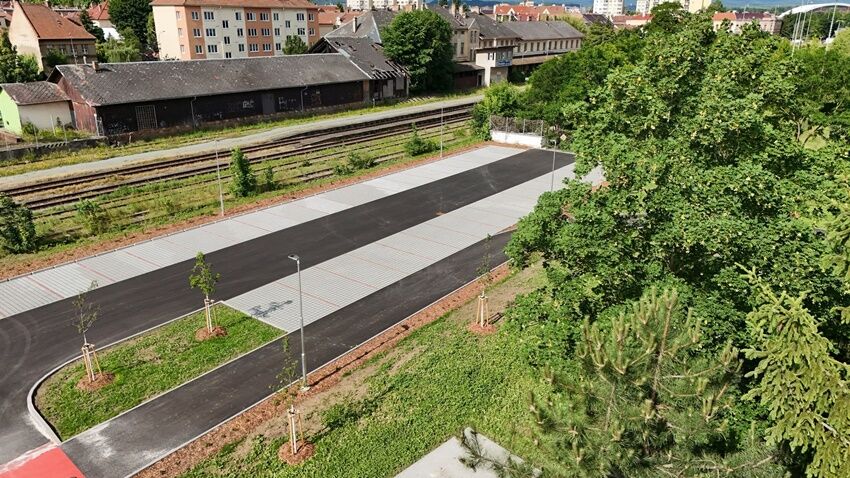NOVÉ PARKOVIŠTĚ u fotbalového stadionu je hotovo 