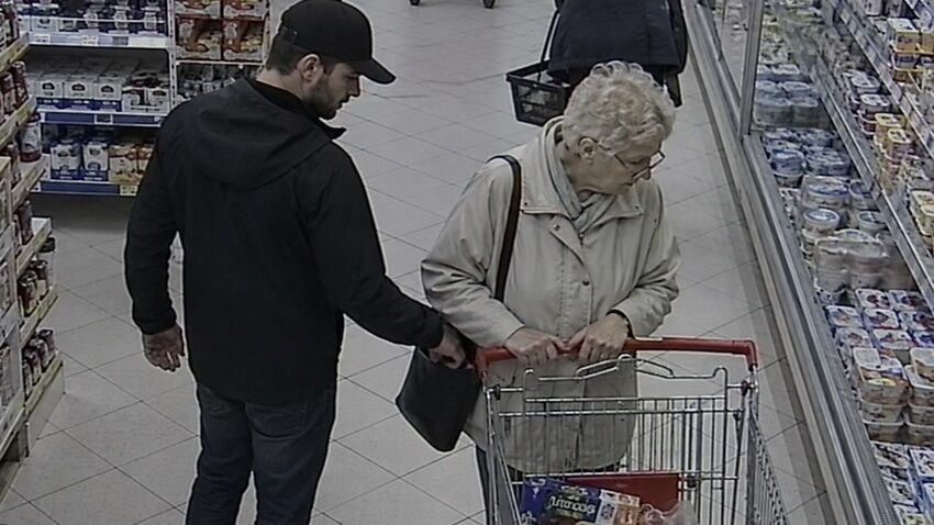 Zloděj si cíleně vyhlédl seniorku 
