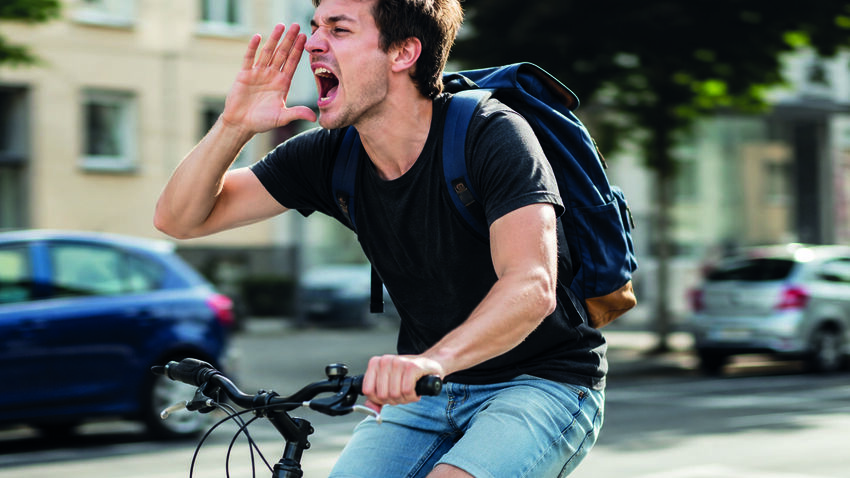 Osamělé důchodce ohrožuje sprostý cyklista