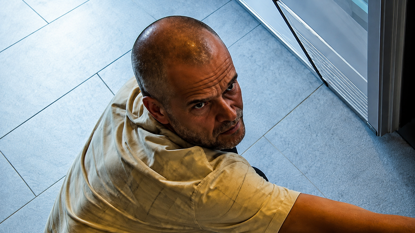 V kavárně řádil tento zloděj, Policie už jeho totožnost zná 