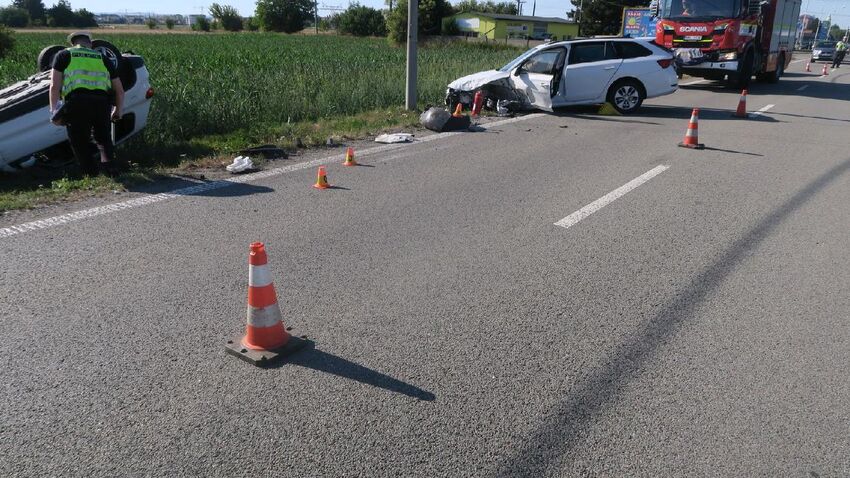 Po střetu skončil vůz v poli