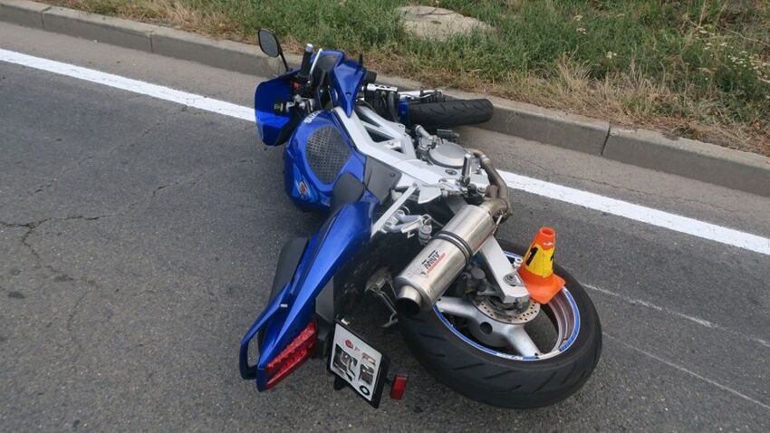 Mladý motorkář položil v Kralické sebe i stroj na bok