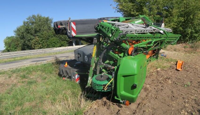 Traktorista se vyhýbal, stroj „položil“ na bok do příkopu  
