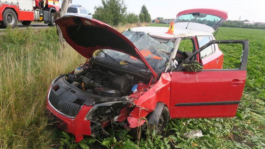 Mikrospánek řidičky poslal auto do pole a přes střechu