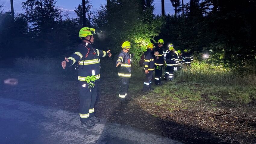 Stovky hasičů prohledávaly lesy na Plumlovsku