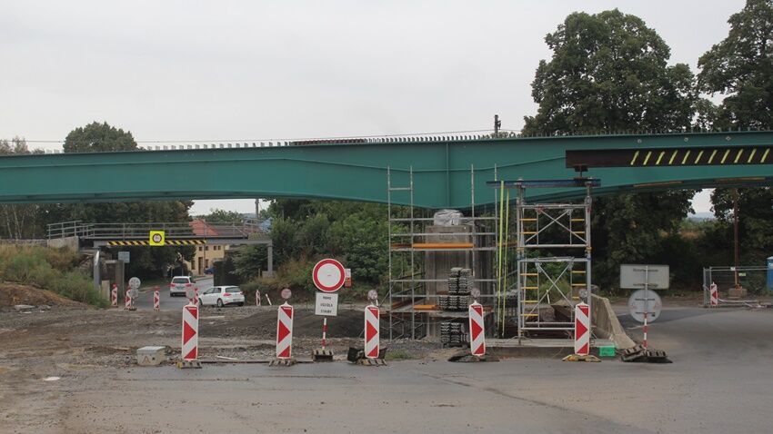 Návštěvníky Němčic vítají dva železniční mosty 