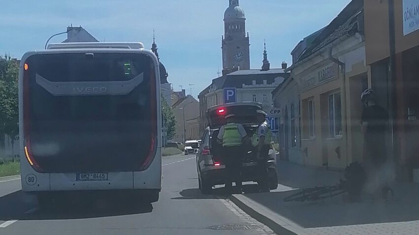 Cyklisté na Plumlovské se dál prohání po chodnících 