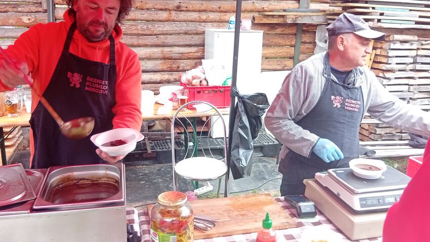 Okolím Podhradského rybníka se linuly vůně gulášů