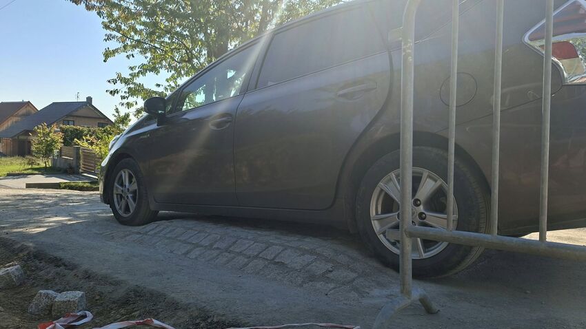 Ve Ptení postavili na silnici barikádu