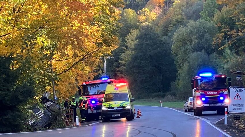 Nová silnice poslala auto do zábradlí a na střechu