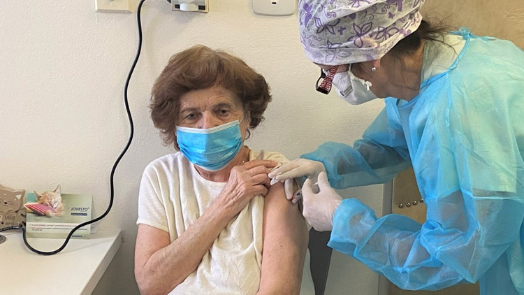  Nemocnice AGEL Prostějov dnes začala proti onemocnění covid-19 očkovat seniory starší 80 let.