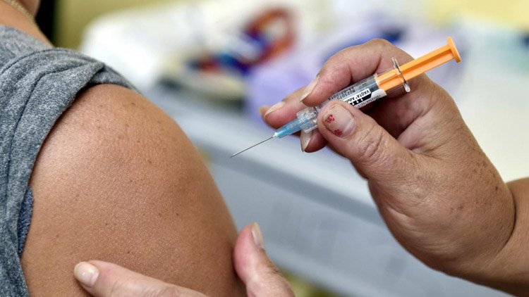 Počet pacientů se opět zvýšil,  roste ale zájem o očkování