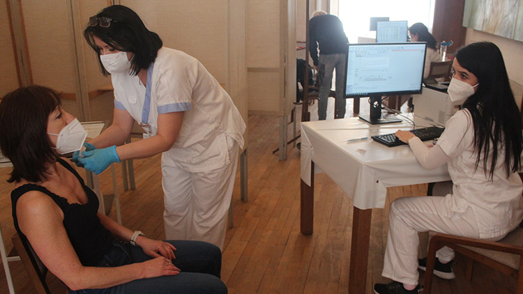 Na jehlu s úsměvem: V KASku se začalo hromadně očkovat