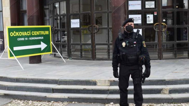 Očkování pohlídají strážníci