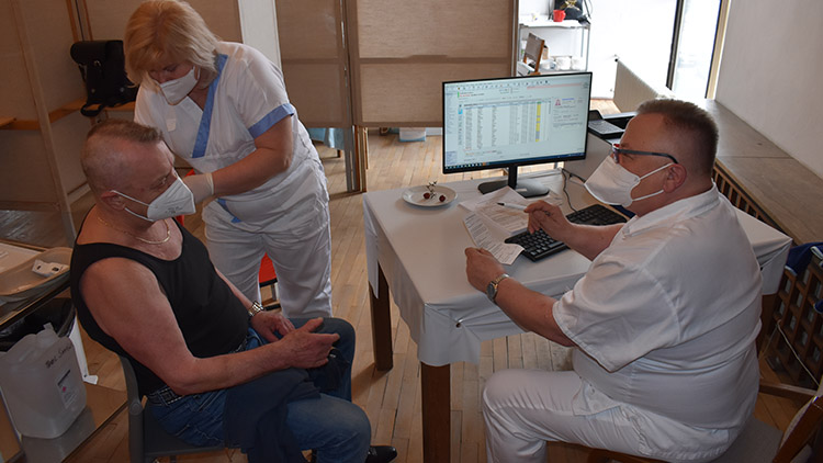 Povinné očkování je blbost. Všichni  máme právo na chyby, za které se platí    