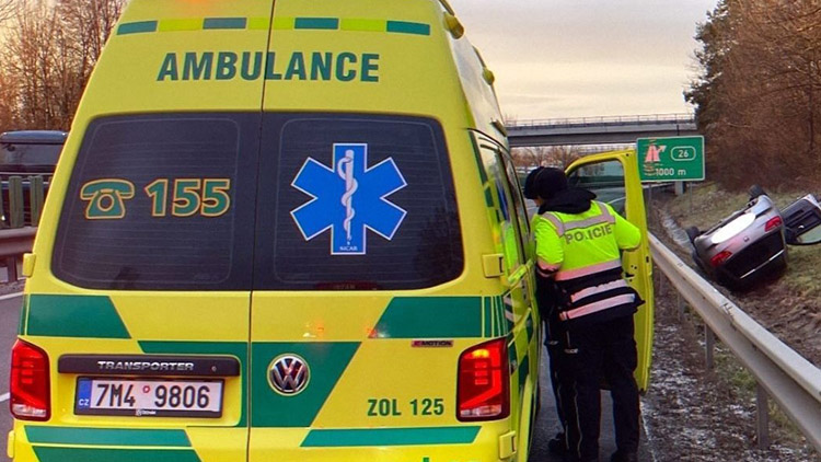 Najel na svodidla a převrátil seata na střechu