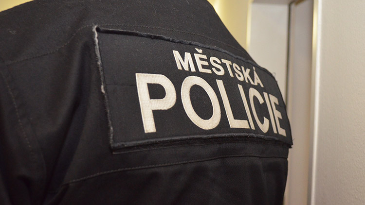 Napadal i strážníky