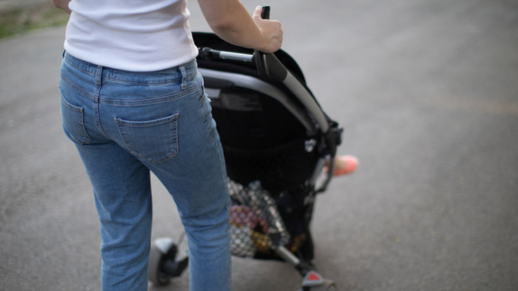 Vezla batole,  padala na zem