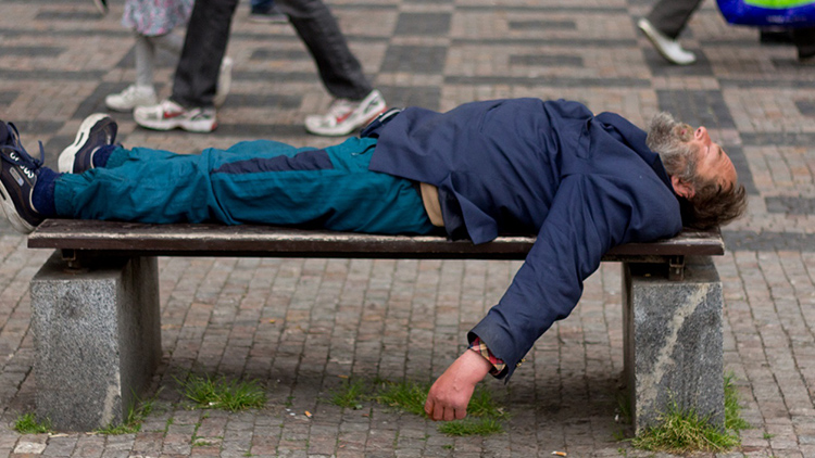 Opilec ležel u kašny