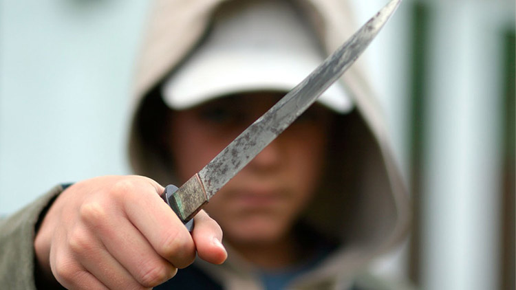 Hádka bezdomovců. S nožem v ruce!