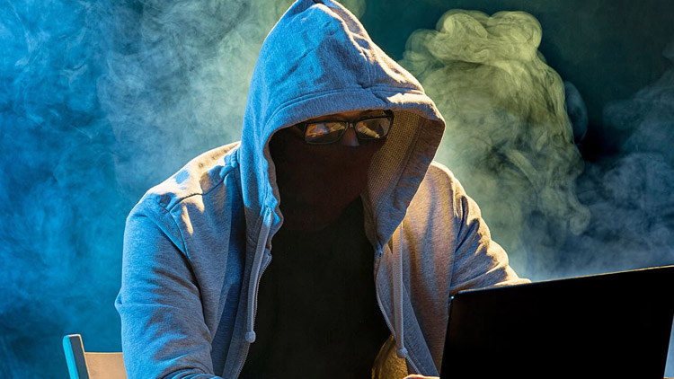 Hacker nainstaloval  škodlivý software