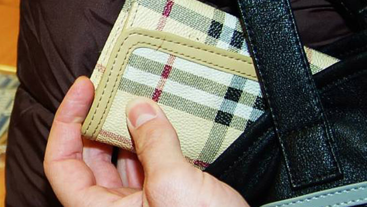 Okradena na zastávce