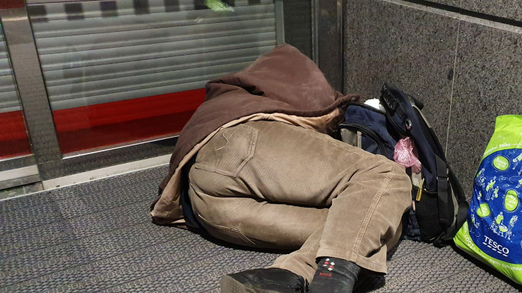 Bezdomovec přespal v cizím