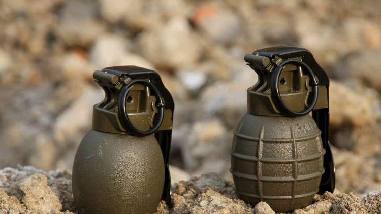 V lese našel granáty