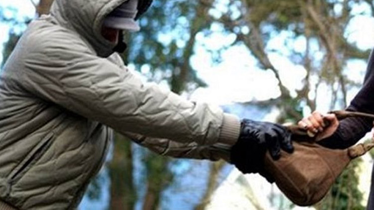 Muž oloupil na ulici seniorku