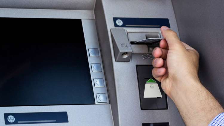 Peníze nechal v bankomatu