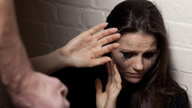 Expřítelkyni kopl do břicha