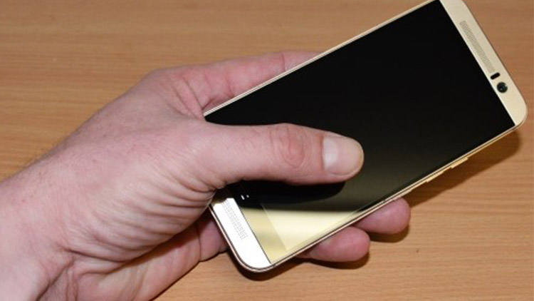 Usnul a přišel o mobil