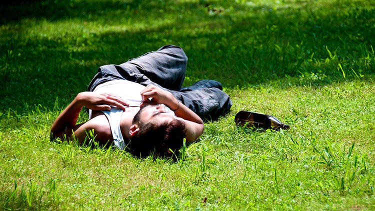 Hledaný ležel v trávě