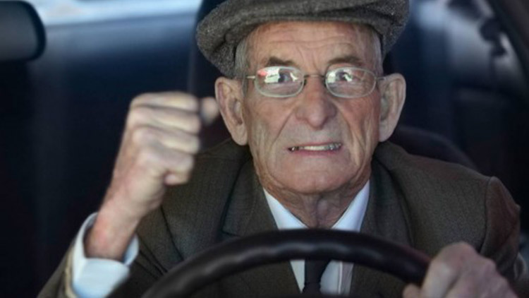 Stařík bez řidičáku si vyjel na nákup