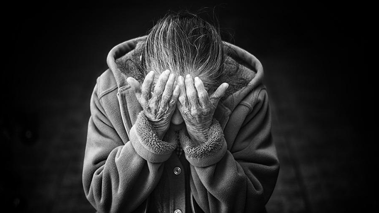 Ilustrační foto: pixabay.com Stařenka naletěla falešnému policistovi  Připravil ji o 440 tisíc