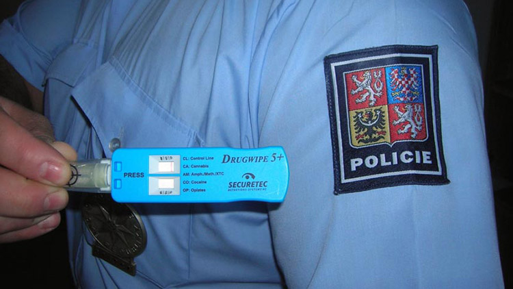 Policistům odmítl test