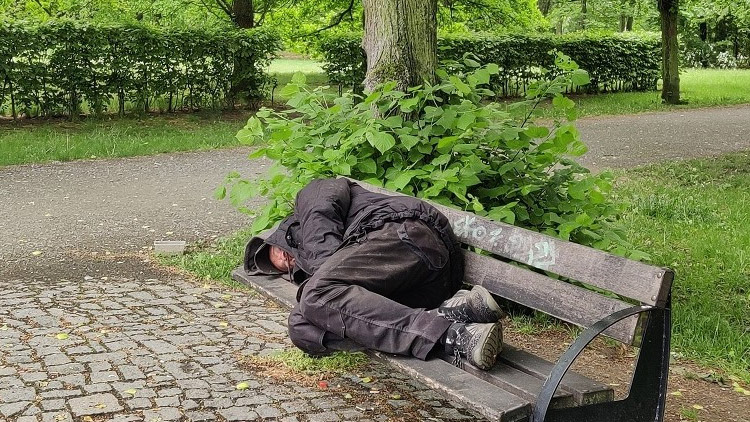 Okradl spícího muže