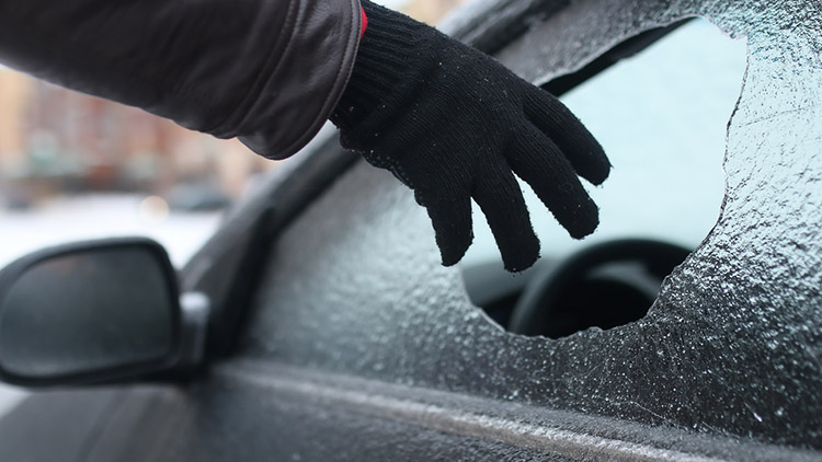 Věci v autě ho zlákaly