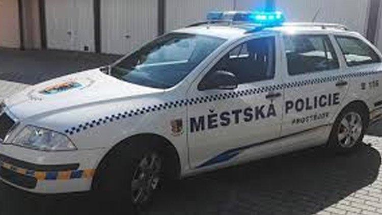 Lidé z ulice před strážníky utekli