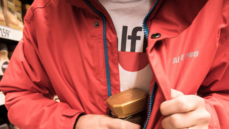 Kradla i čtyřiaosmdesátiletá seniorka