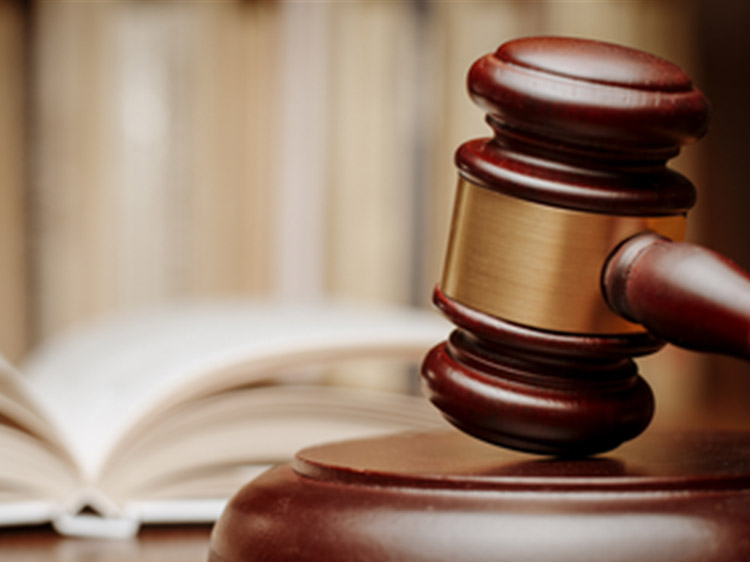 Ignoruje soudní zákazy