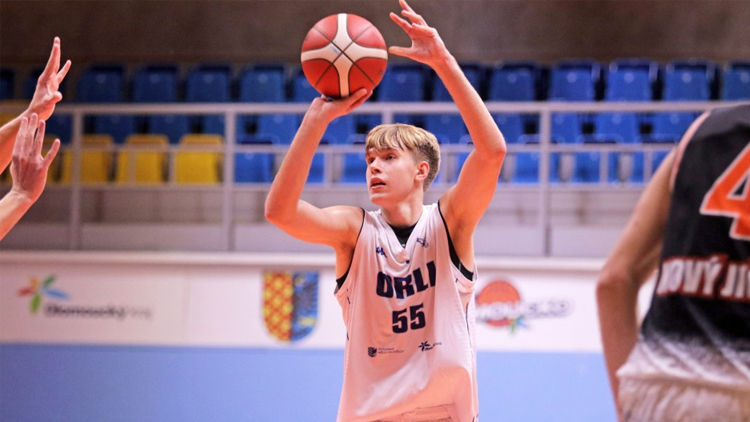 „Kluci mi skok do mužského basketu usnadnili,“ chválí své spoluhráče Pavel Kaštil