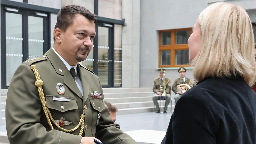 Libor Jiroušek při přebírání ocenění z rukou ministryně obrany ČR Jany Černochové. Foto: Facebook Libor Jiroušek: „Medaile Jirky Gečnuka v sedmapadesáti letech nejsou šok“