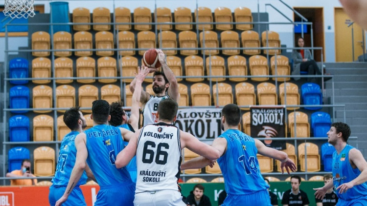 KRÁL BEZGRADICA! Basketbalisté sestřelili  Sokoly v Hradci Králové devatenácti trojkami