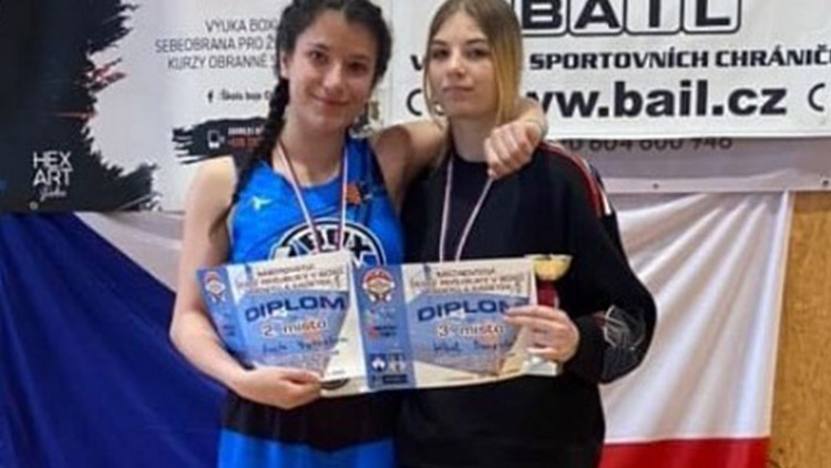Z kadetského MČR v boxu přivezla Aneta  Vytásková stříbro a Nikol Dvorská bronz