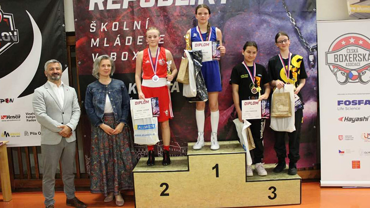 Dva tituly z boxerského MČR školní mládeže pro  OHBC Prostějov vybojovaly Ester a Sára Dvorská